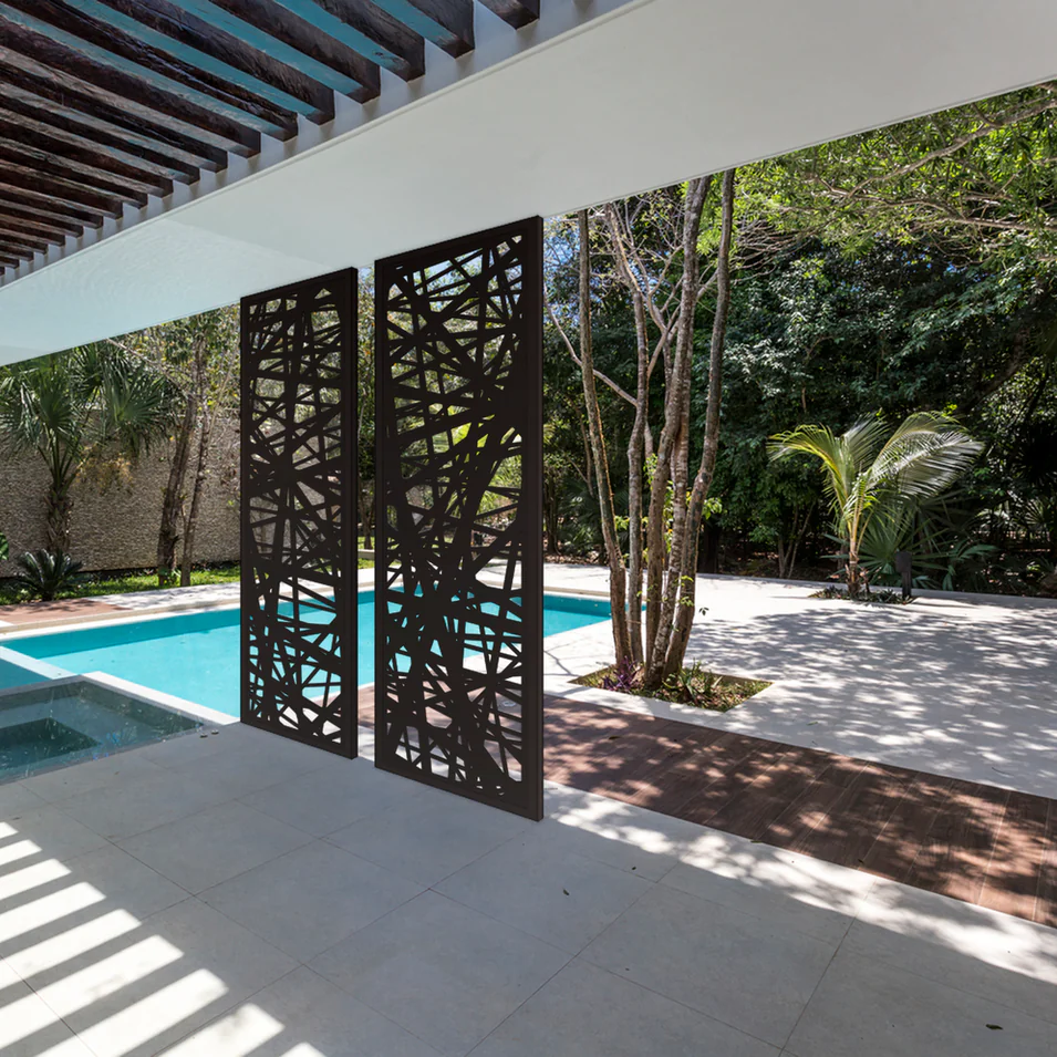 Área de piscina com painéis arquitetônicos sendo usados como brises