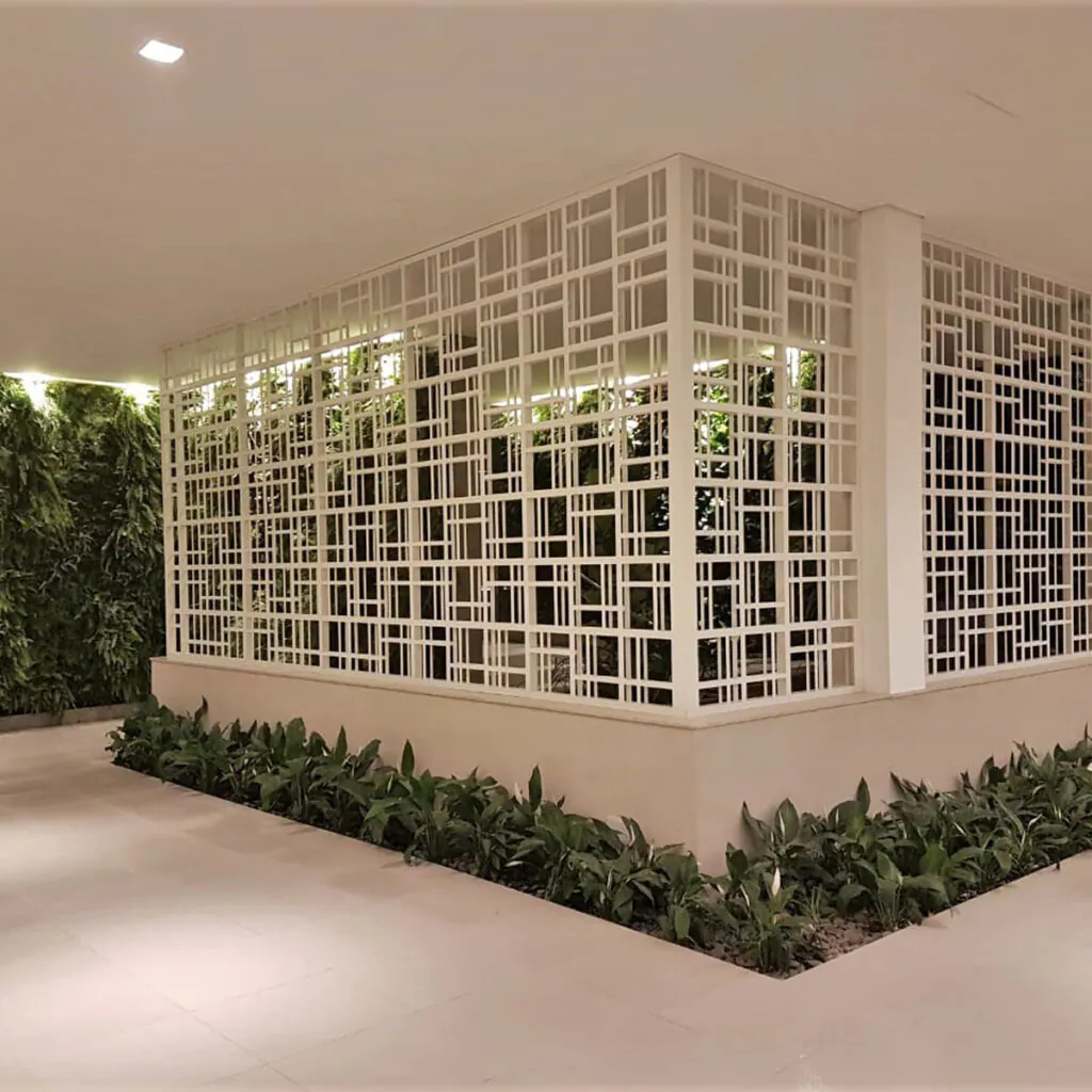 Painel arquitetônico decorativo aplicado sobre espelho