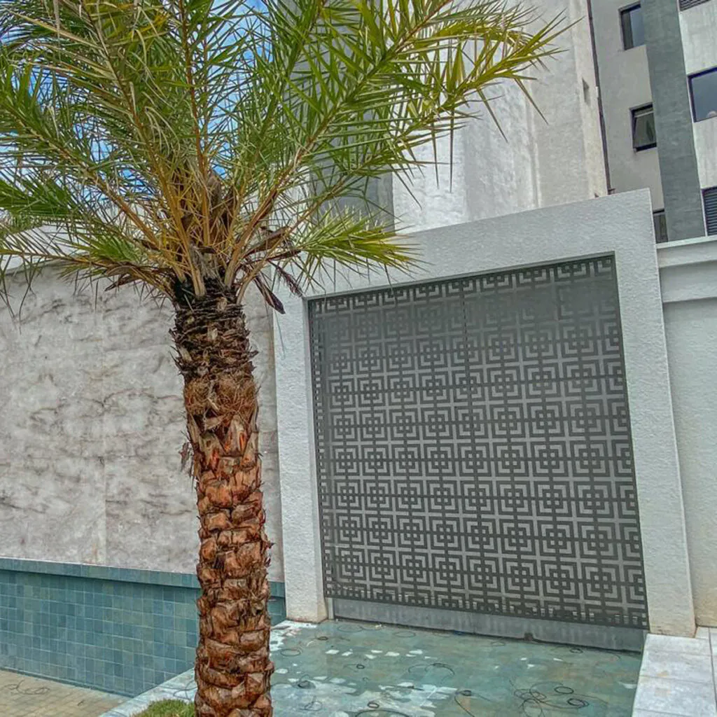 Uso de painel arquitetônico como elemento decorativo em espelho d'água