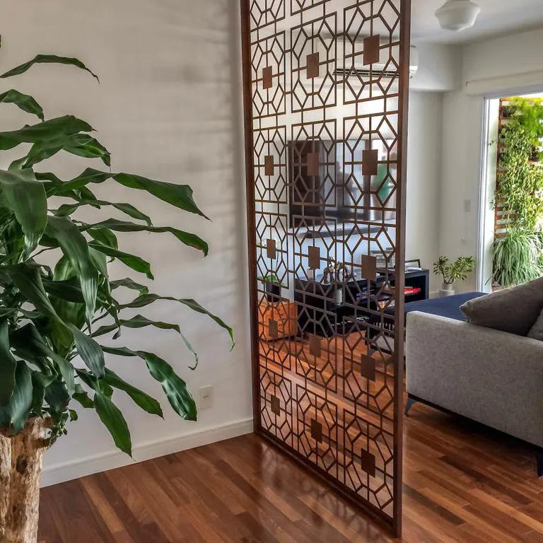 Painel arquitetônico com padrão simétrico usado para dividir ambientes