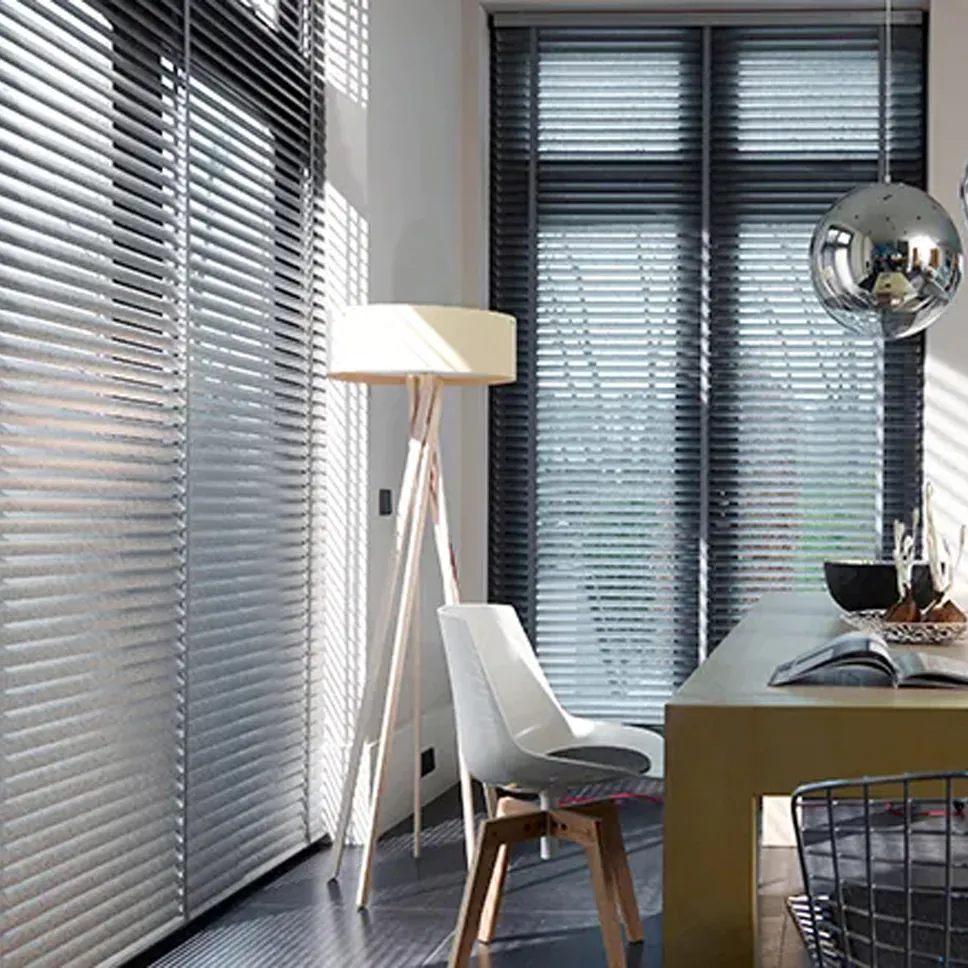 Persiana horizontal sob medida de alumínio Copato, instalada em home office com janelas grandes e decoração moderna