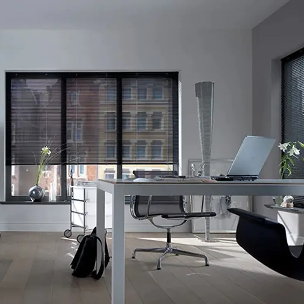 Persianas horizontais de alumínio escuras Copato em escritório com grandes janelas, com tamanho ajustado