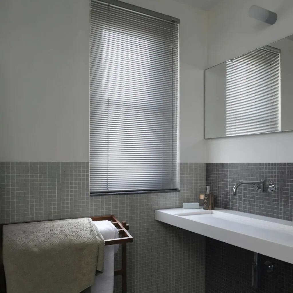 Persiana horizontal de alumínio sob medida da Copato instalada em banheiro moderno