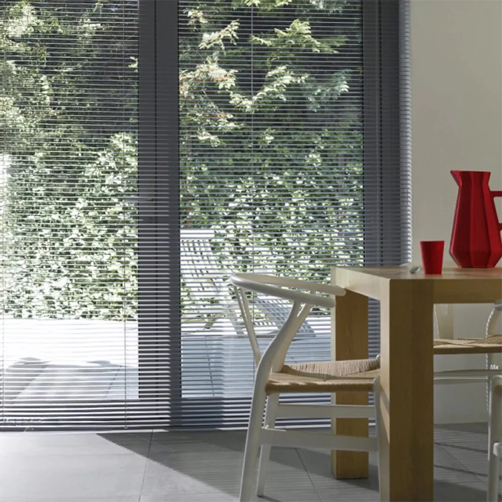 Persianas horizontais de alumínio Copato em sala de jantar com decoração moderna