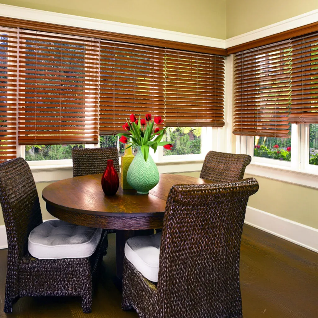 Persiana horizontal sob medida da Copato em sala de jantar