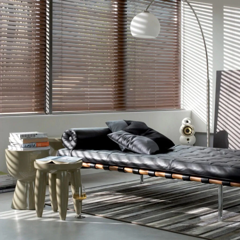 Persiana horizontal sob medida em madeira instalada em dormitório