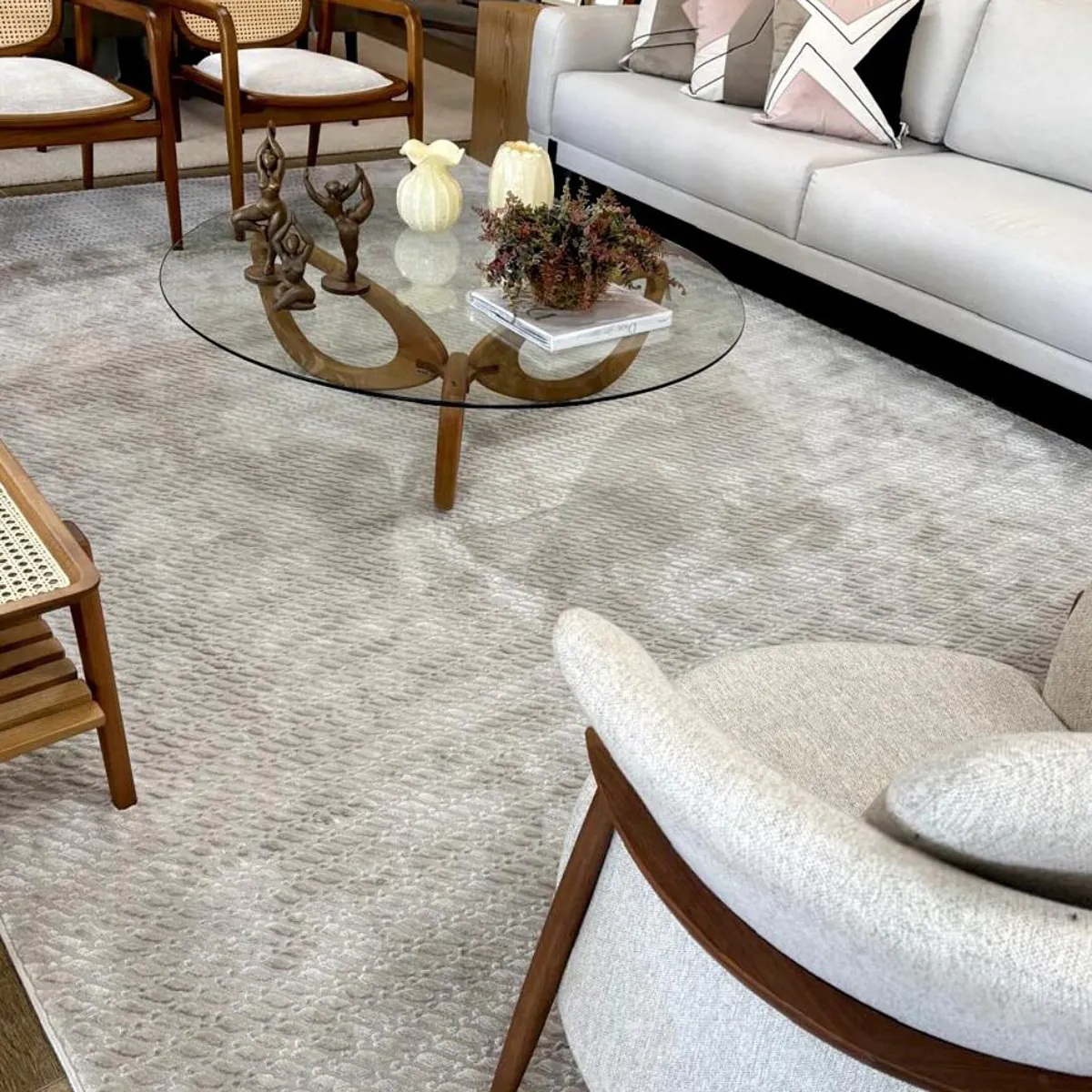 Tapete personalizado sob medida de cor clara, base neutra e textura homogênea para composição minimalista.