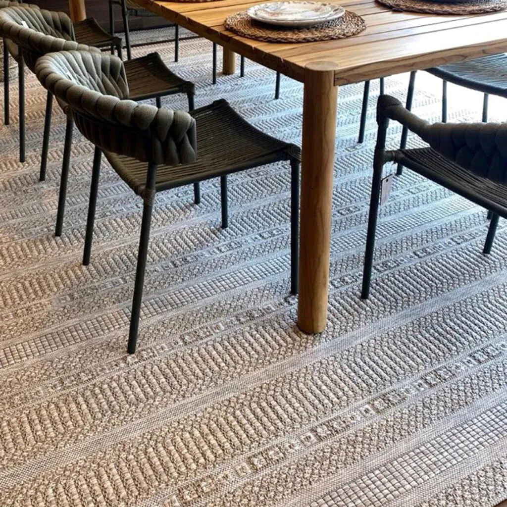 Tapete com listras em tons claros, estilo contemporâneo e acabamento delicado.